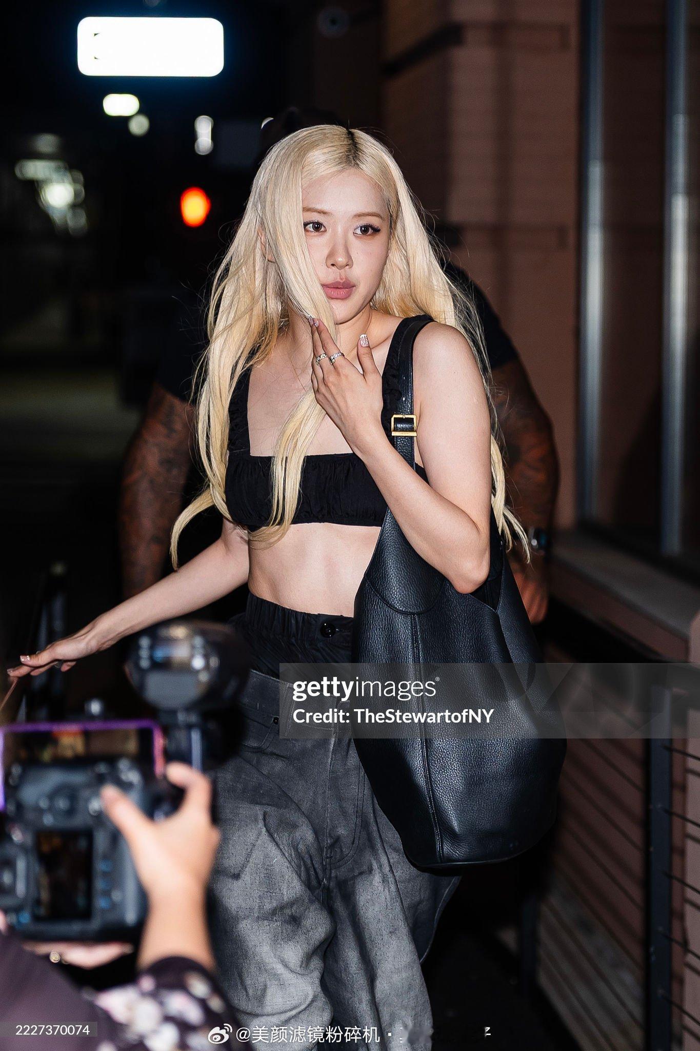 朴彩英7月纽约街拍新闻图 ​​​