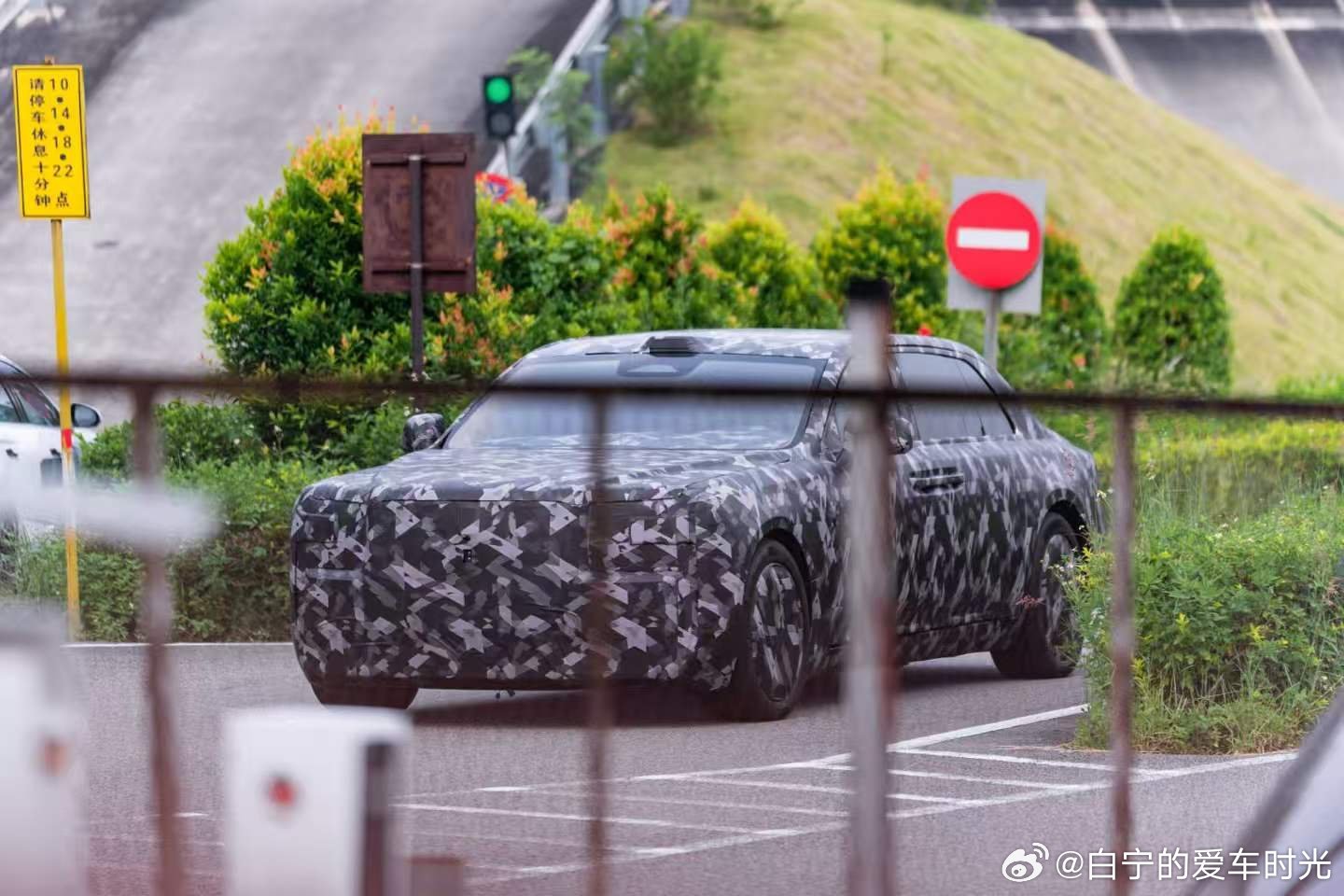 仰望终于要出豪华轿车了！仰望超豪华行政轿车实拍曝光目前拿到的资料显示这车定位超豪