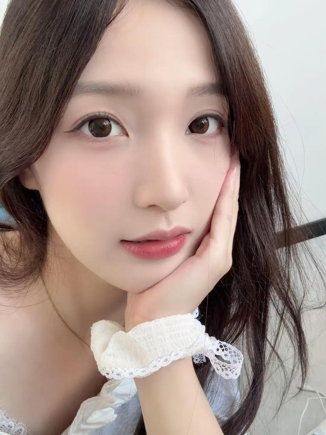 粉面含春微带笑，丹唇轻启待谁知。