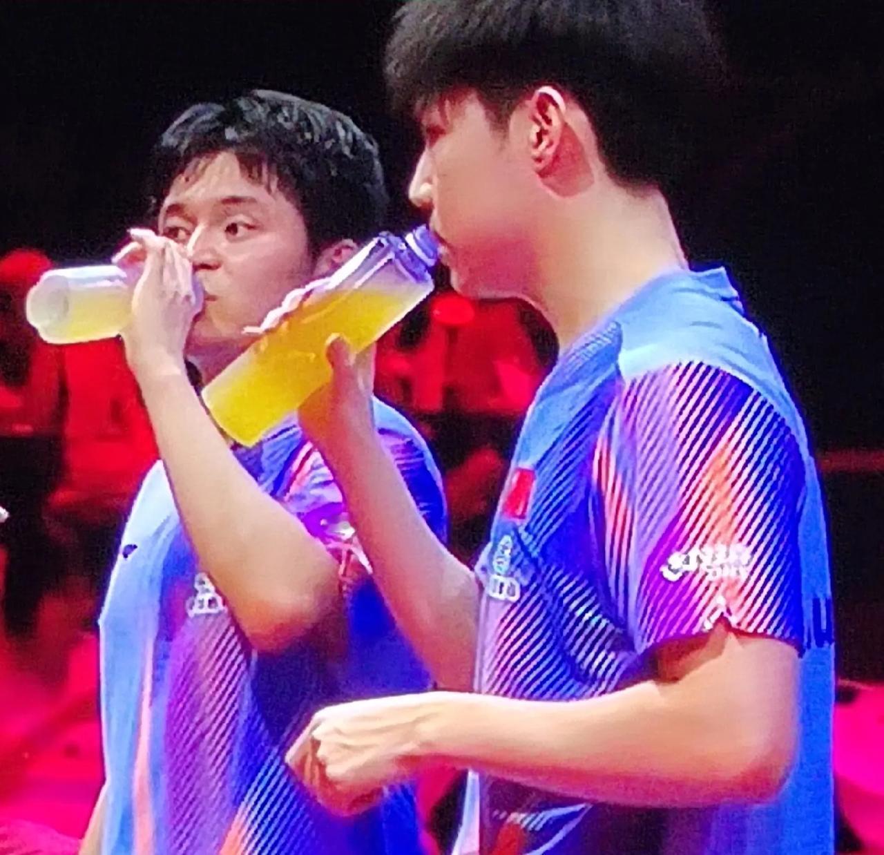 WTT新加坡大满贯男双半决赛战况:
中国组合林诗栋/黄友政对阵法国组合布尔拉索/