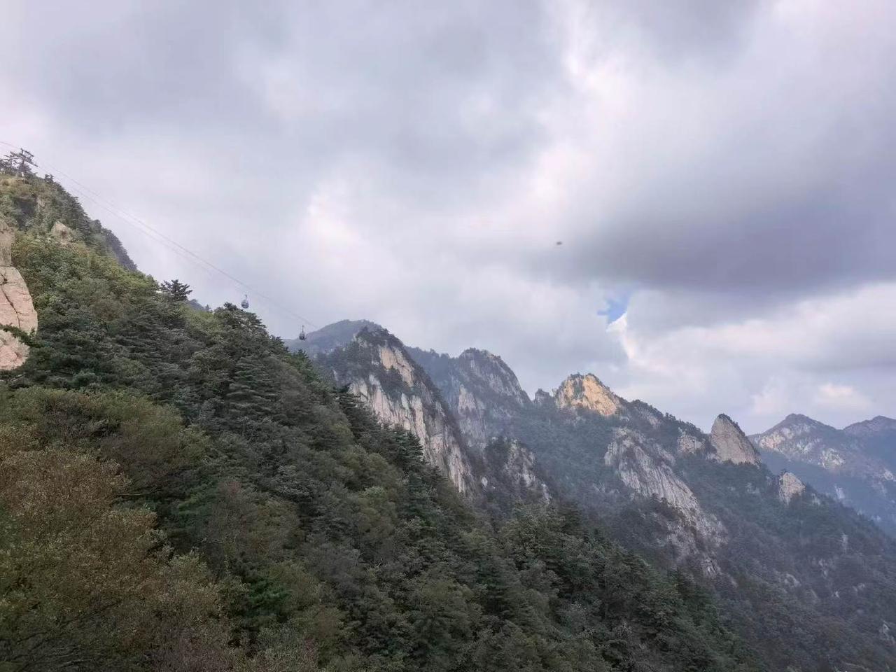 前天听朋友说起一件事，心里一直不是滋味。

他们学校有位女老师，癌症早期，治了一
