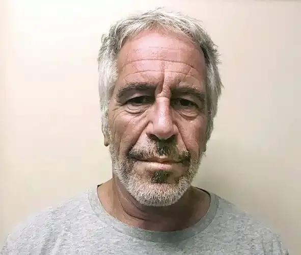 特朗普表态不赦免马克斯韦尔：爱泼斯坦案余波再起。
参考消息网7月26日报道 据路