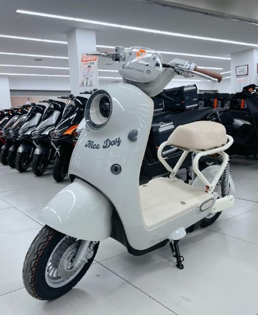 雅迪设计的符合“新国标”的电动车引起不少网友的吐槽，官方道歉了。
雅迪承认“毛豆