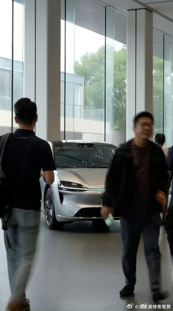 黄金周到处都是人人人山人人人海新能源车店成溜娃新去处黄金周到处热闹非凡，不少家庭