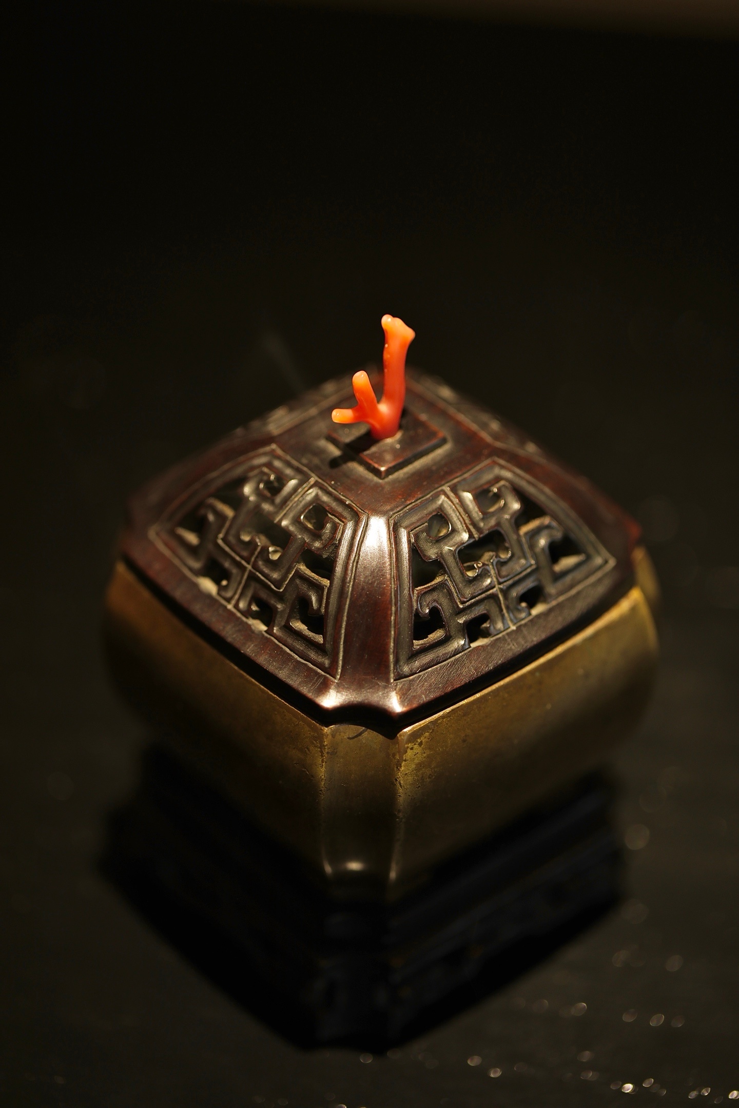 铜炉 | 倭角四方铜炉器取方隅，倭角柔化棱角，形制端庄隽永。炉体皮壳熟润，盖面镂