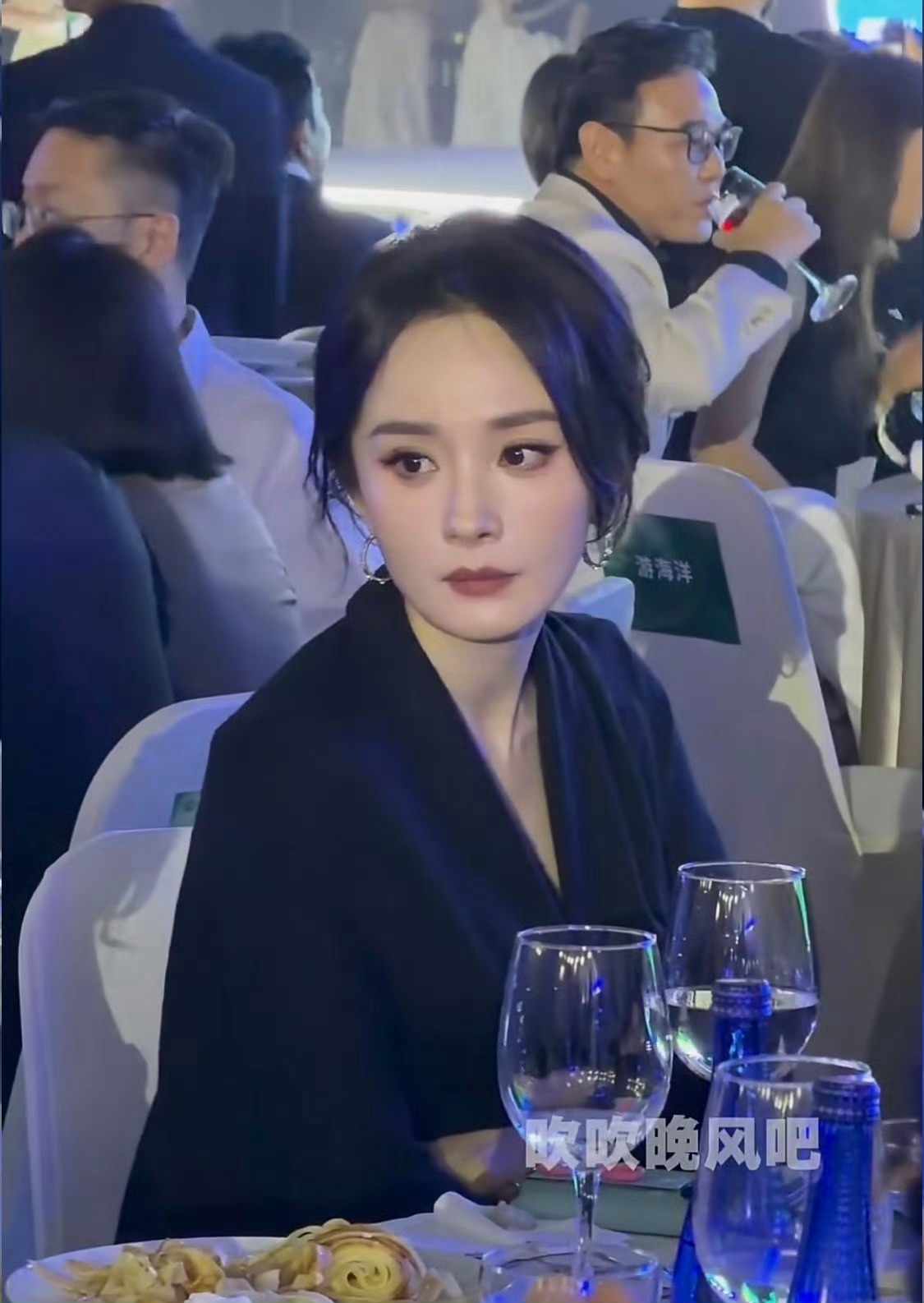 内场的杨幂完全港风美人 刷到内场生图直接被杨幂美到失语，经典港风美人质感扑面而来
