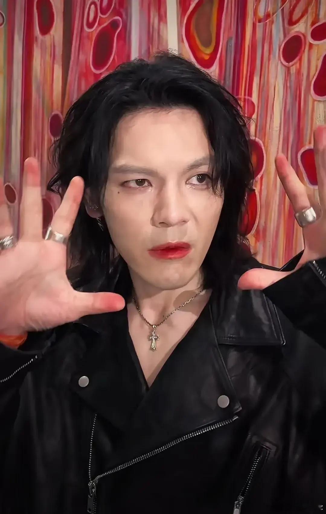 哥哥逐步变得姨化，弟弟被边缘化丧失斗志，妈妈直播间讲故事，直播可以让家里出名，阻