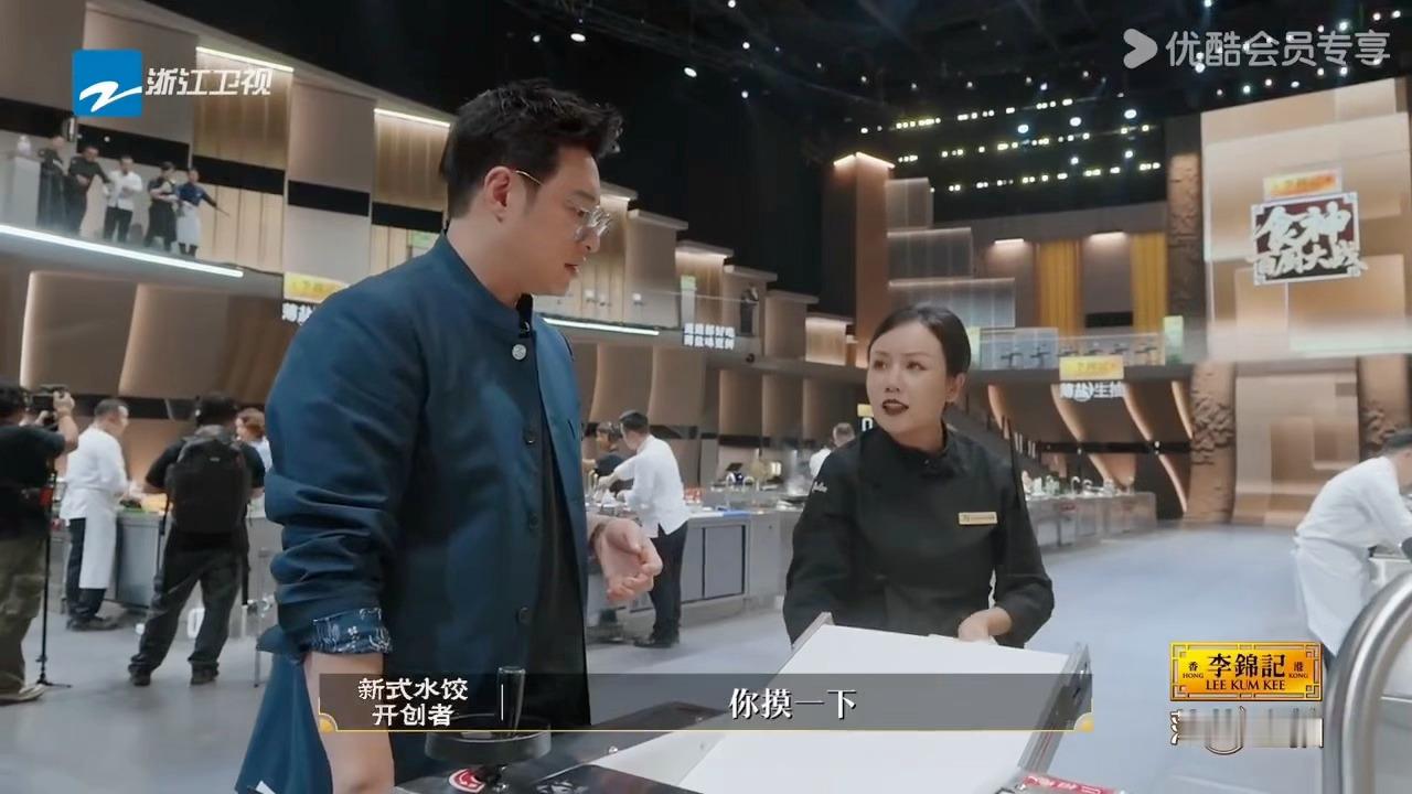 美食综艺厨师用机器擀饺子皮遭质疑百厨大战瞬间理解两边不同看法了，普通食客偏爱手工