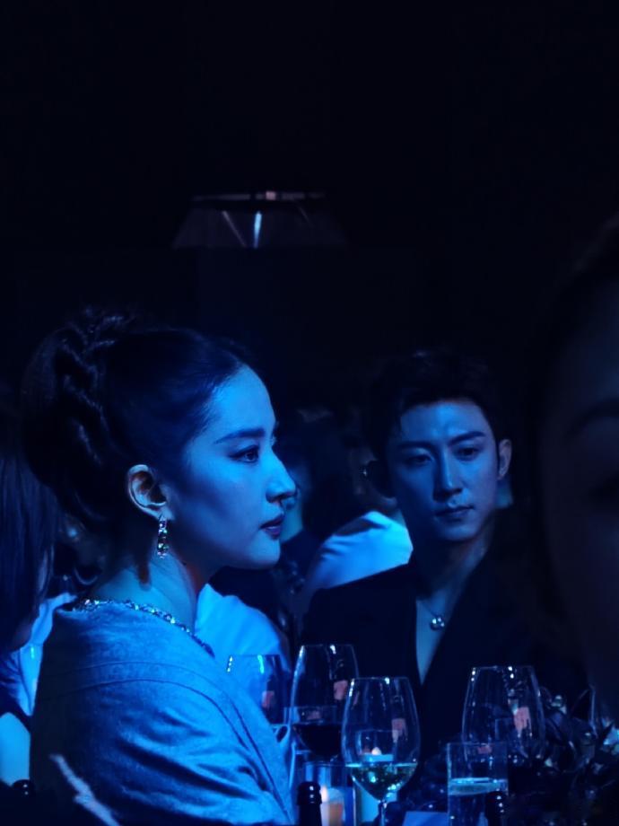 #刘亦菲黄景瑜晚宴同框神图# ​​​#刘亦菲黄景瑜同框图# 刘亦菲与黄景瑜的同框