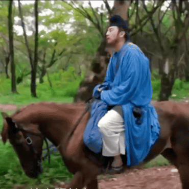 雷佳音角色从讨好型变讨伐型了 昨天还在为荔枝奔波，今天就变成拳打脚踢的疯批局长，