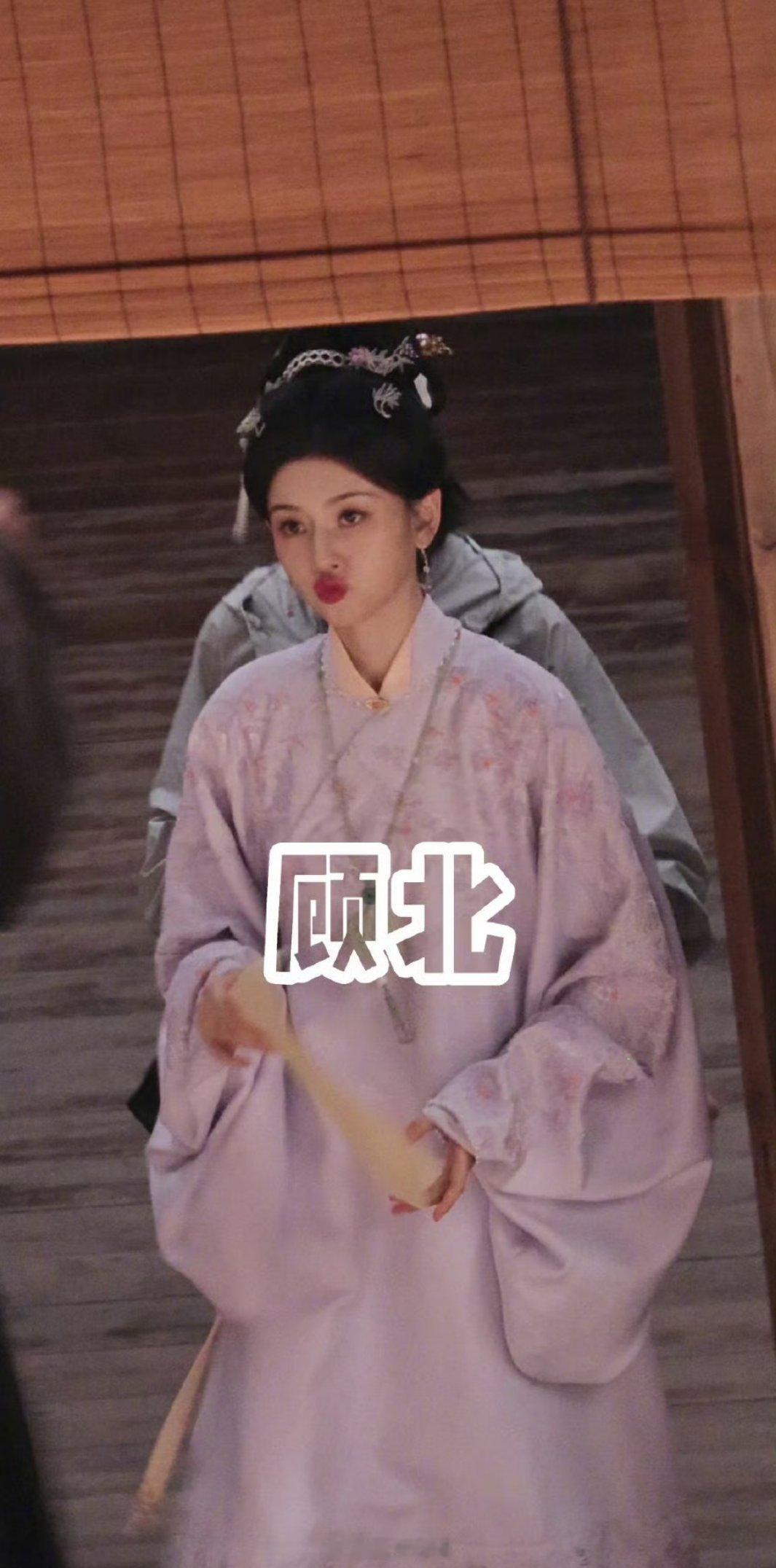 宋祖儿主演的《表妹万福》最新路透来了，穿着紫色外衣的宋祖儿嘴巴嘟嘟的，宋祖儿的长
