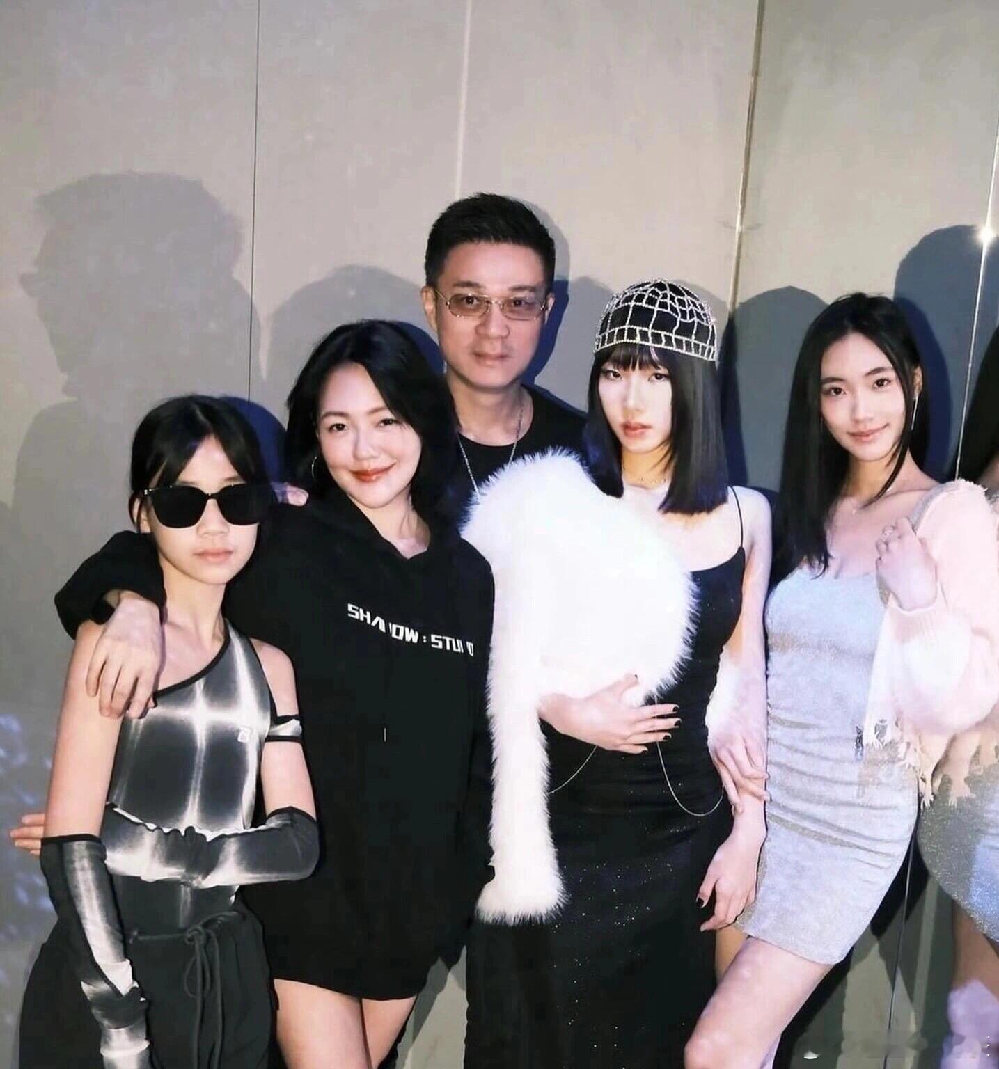 #小S将陪大女儿赴美留学# 小S二女儿也挺想出国留学的吧，看到姐姐这样努力，她可