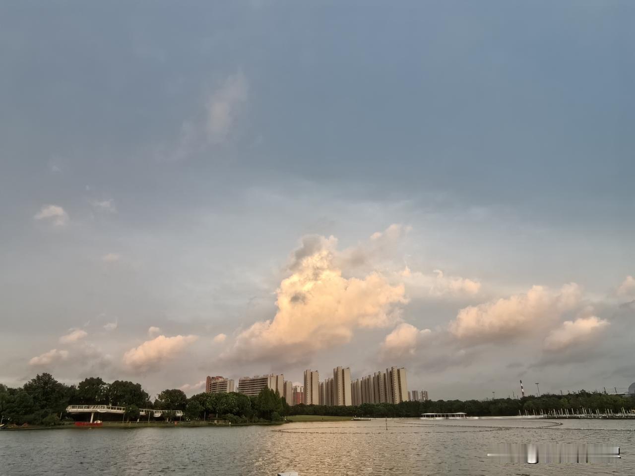 最近不知咋回事，好了左腿右脚又不舒服，右脚好了，左腿又不得劲。

总之，就是走起