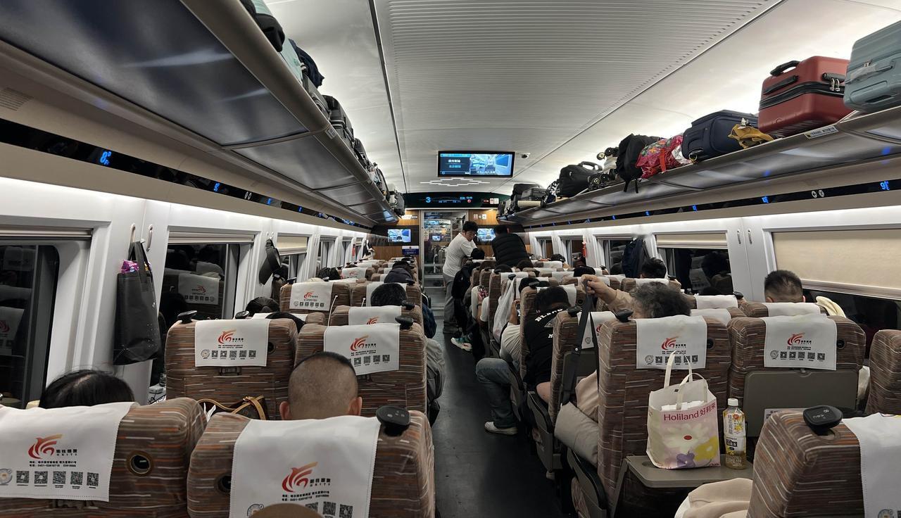 G 906次复兴号过辽宁朝阳仿佛进入黑洞世界，隧道一个接一个，轰鸣声振耳欲聋，一