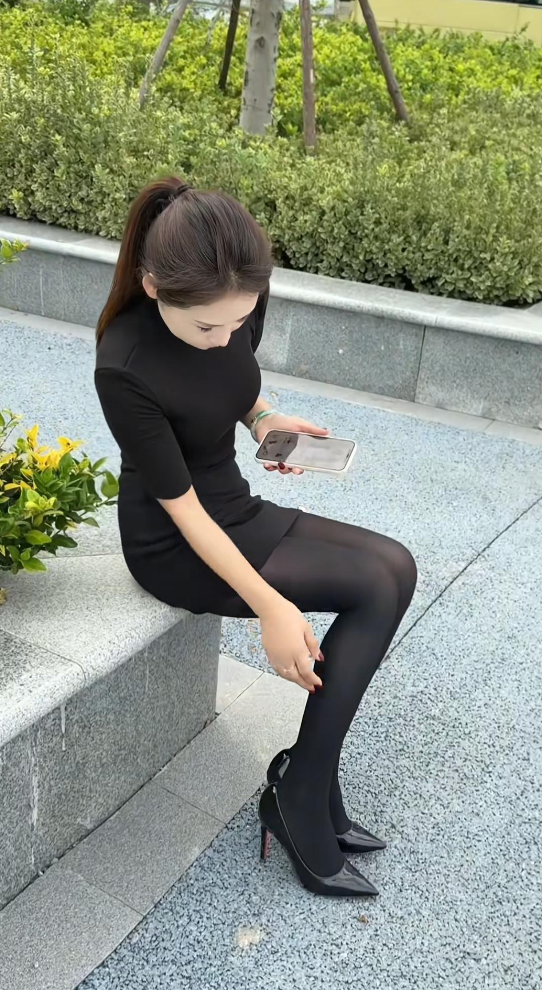 天气渐凉，这套厚黑穿搭怎么样？会不会显得像个小黑妞？[捂脸]