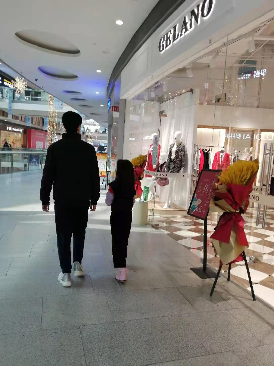 儿子去住校了。面对他的房间，我突然感到了一种空落。
儿子小的时候，是依恋父母。但