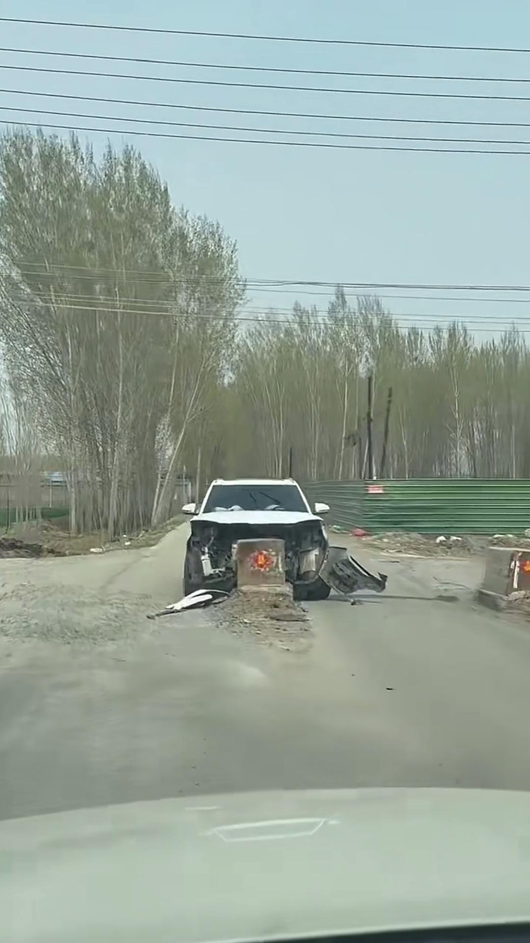 村道中央设墩柱，
来车猛撞车头休。
若人有幸未丧生，
重伤在劫苦难休。
祈愿撤墩