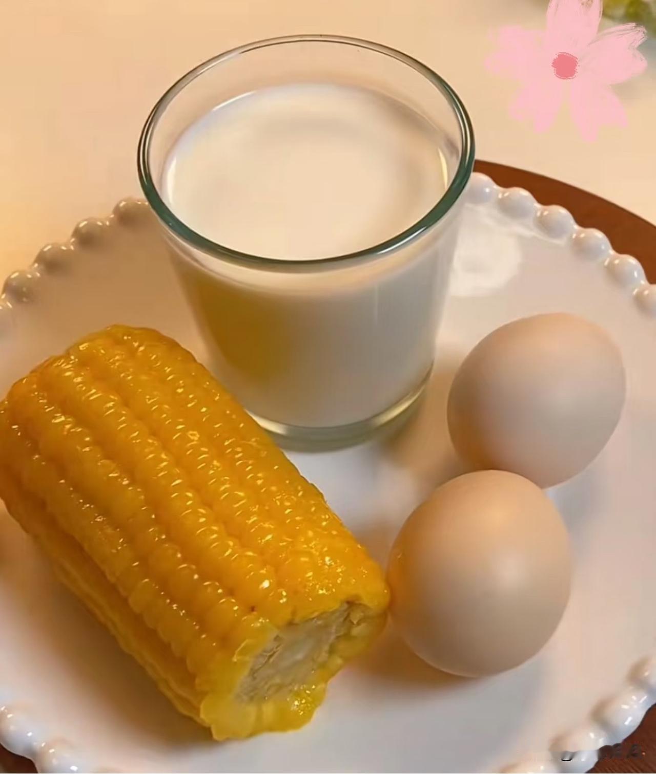 鸡蛋‌：提供完整优质蛋白、胆碱和维生素D，支持肌肉与脑功能；
‌玉米（建议蒸/煮