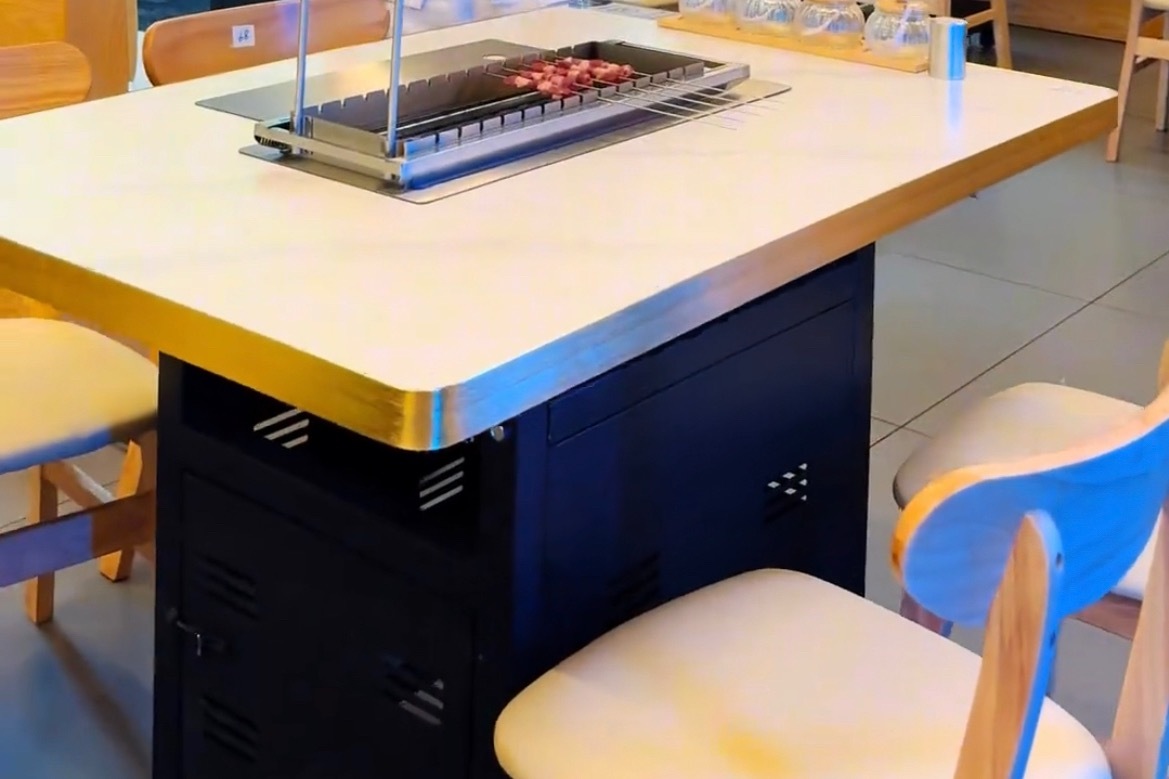 【玉林一烧烤店5月找网红宣传6月倒闭】6月21日上午，玉林市城区一个烧烤的烤串店