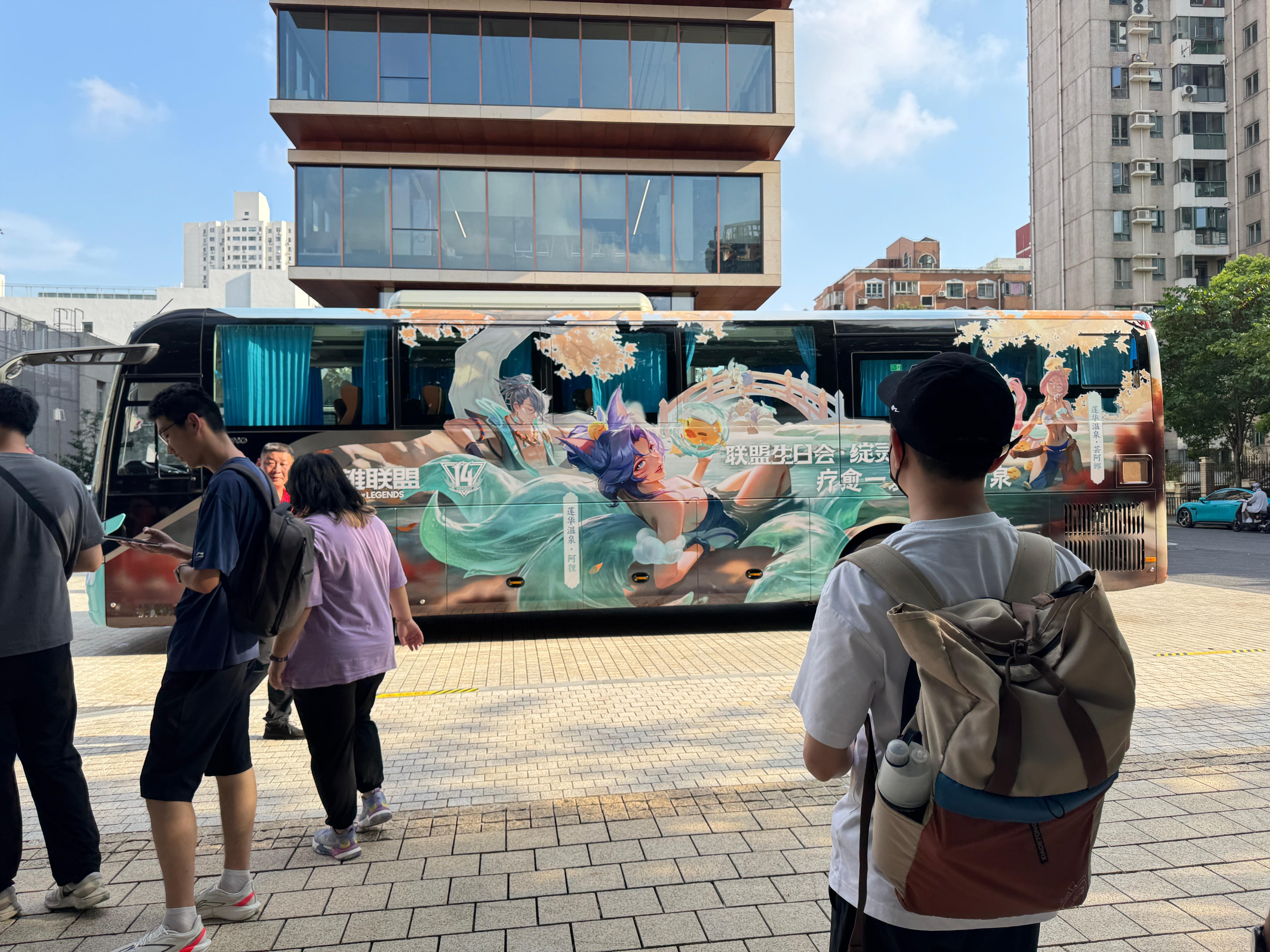 阿狸痛车痛了个大巴车阿狸痛车竟然开上了大巴，这种高调让人羞涩难掩，但内心深处对这
