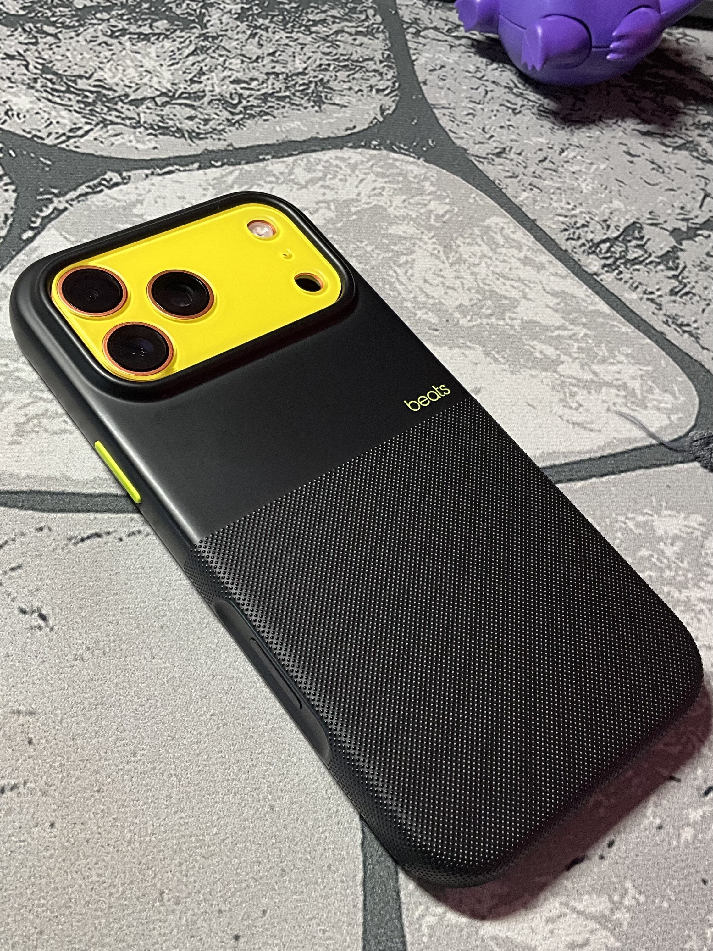 iPhone17ProMax黄色平嵌镜盖搭配 beats 防摔壳镜盖跟按键颜色呼