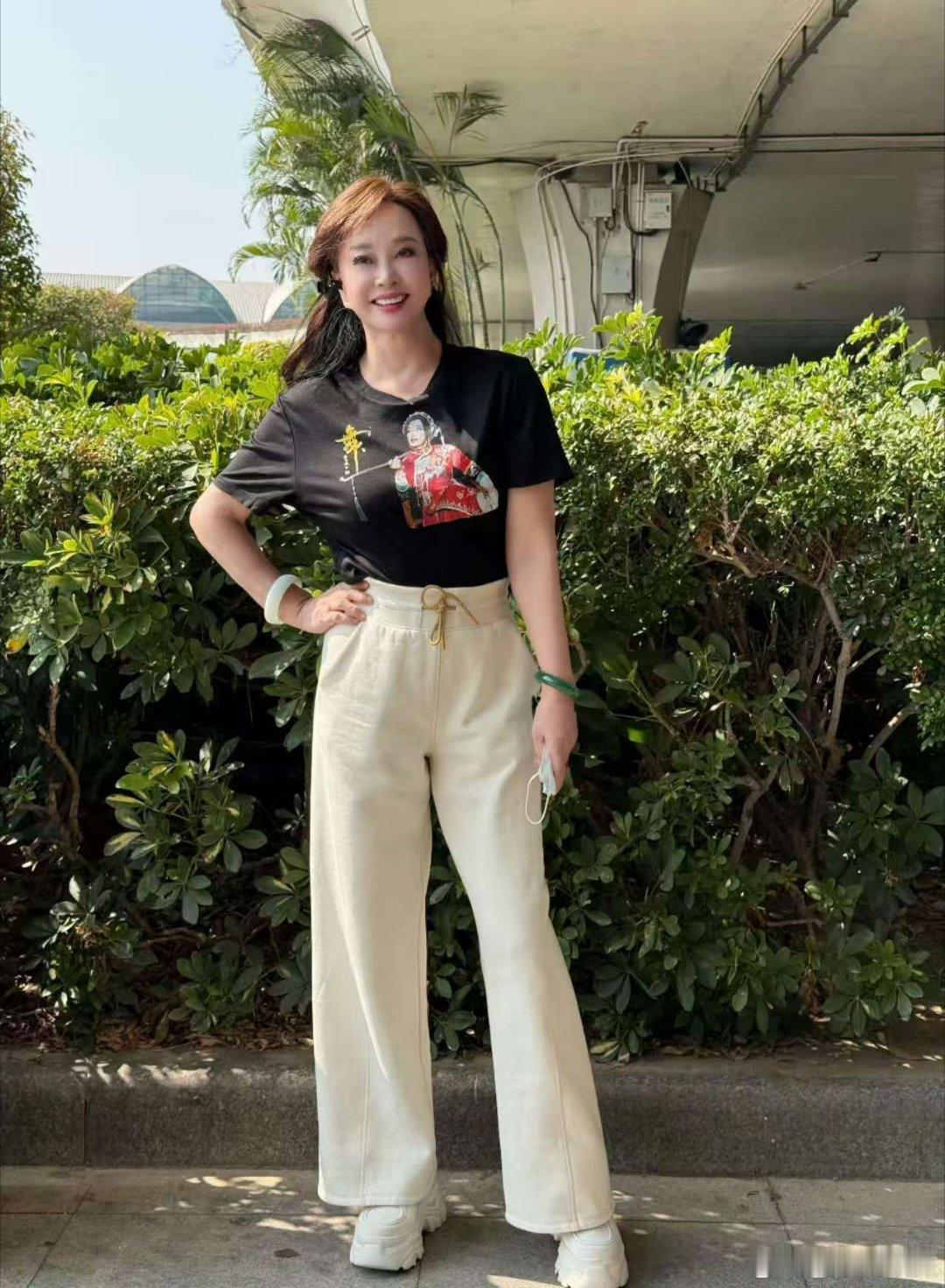 刘晓庆 短剧还能有脱口秀掉价吗刘晓庆犀利发问，气场全开，今夜喜友秀太敢讲，一开口