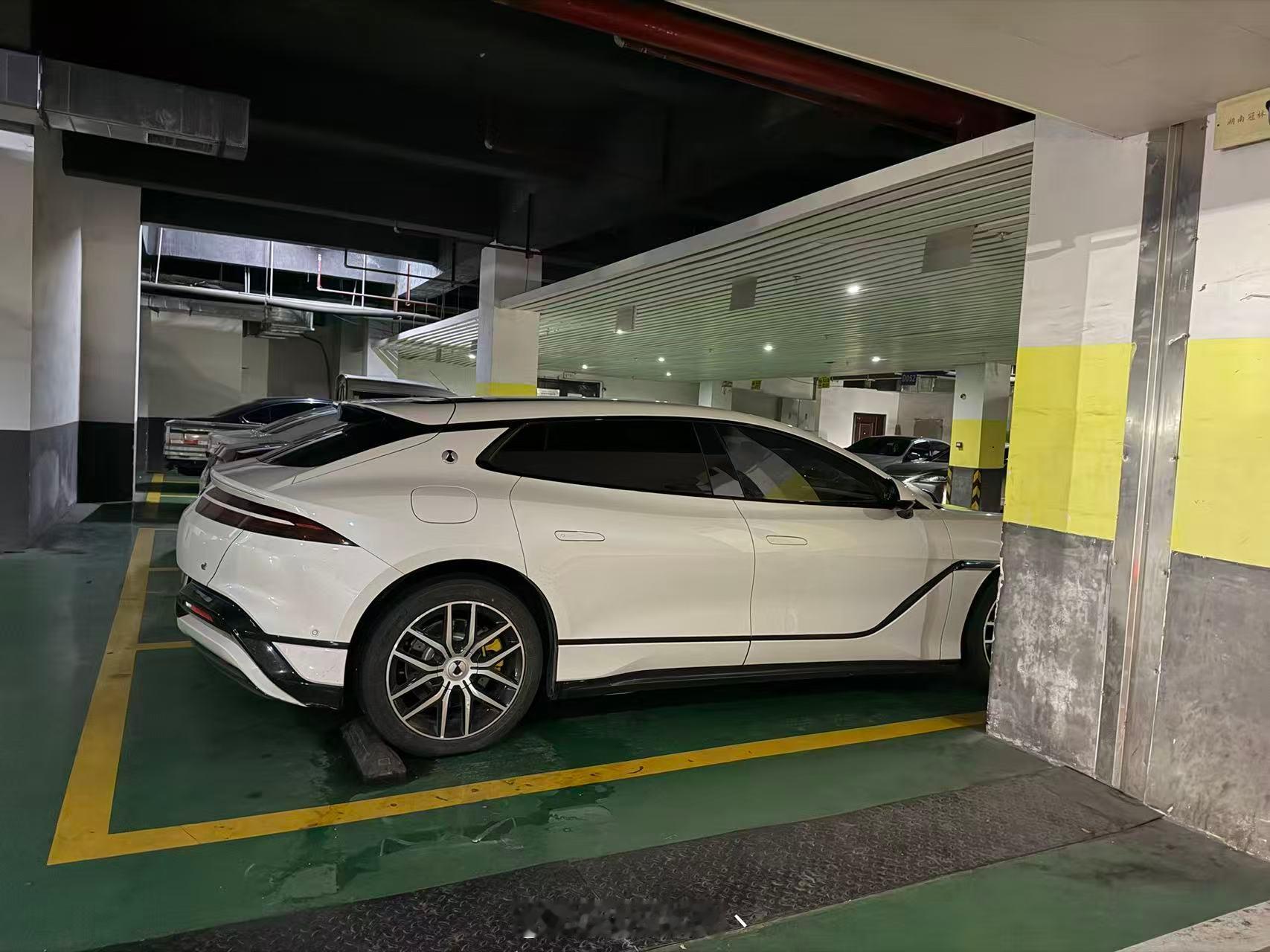 在小区看到一辆白色腾势Z9GT，太帅了，梦中情车 ​​​