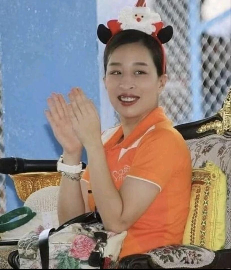生来高贵的帕查拉公主很励志。
她可盐可甜，能文能武，形象百变，才艺俱全。
老天开