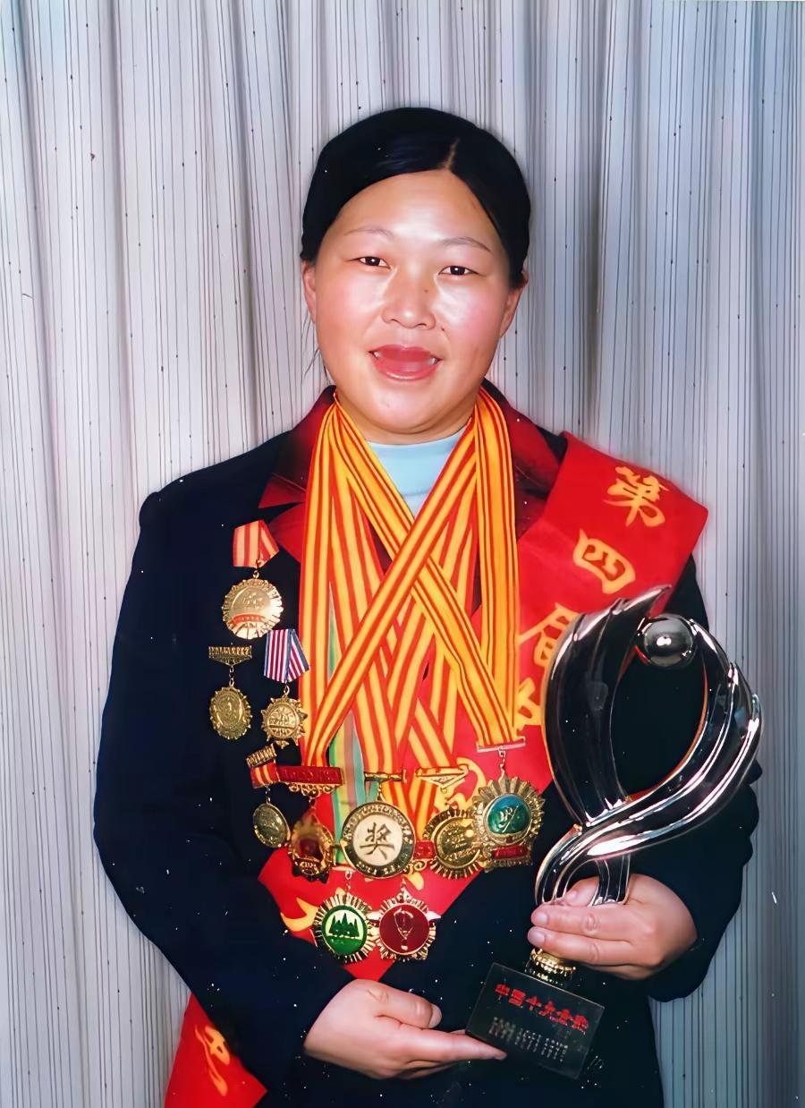 你给我树苗，我还你大片绿洲

美国老师赛考斯，26年前在电视上瞅见个中国农妇殷玉