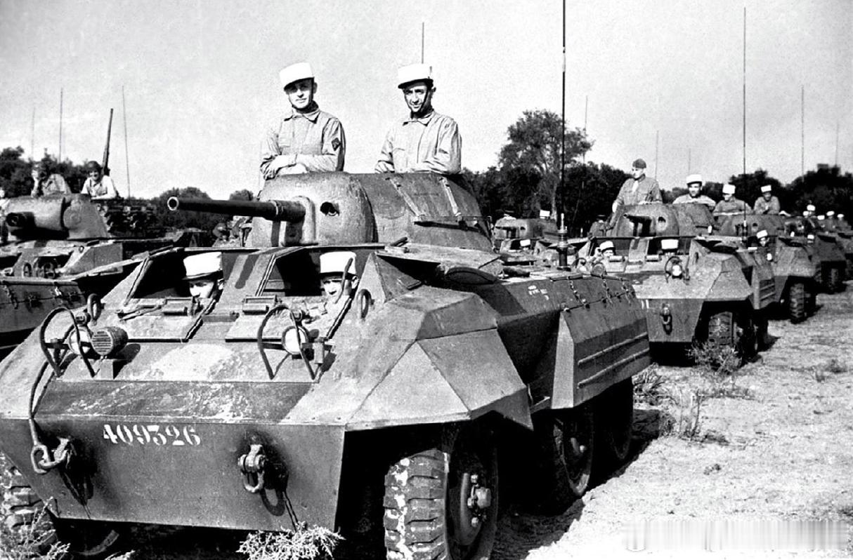 1944年法军第5装甲师1团接受检阅的M8装甲车军事历史全触达