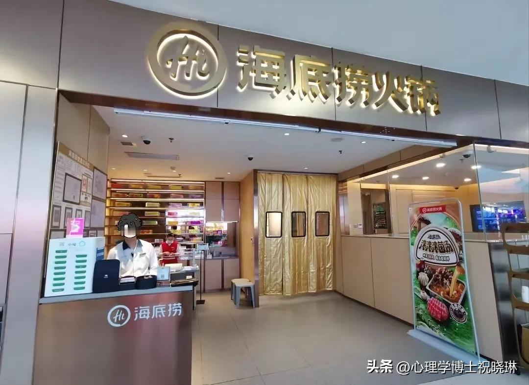近日，上海海底捞两个17岁少年在火锅里撒尿事件，给所有的父母敲响了警钟，要重视对
