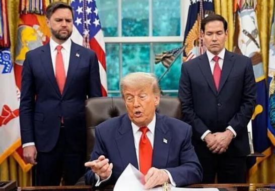 特朗普在前往日本的“空军一号”专机上向记者宣布，他不排除在2028年再次竞选总统