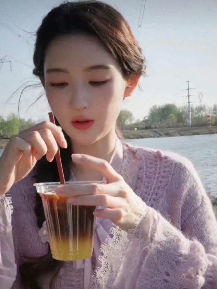 王玉雯的手搓咖啡王玉雯做的手搓咖啡 好美的咖啡☕️好香的人我也想要王老板的咖啡 