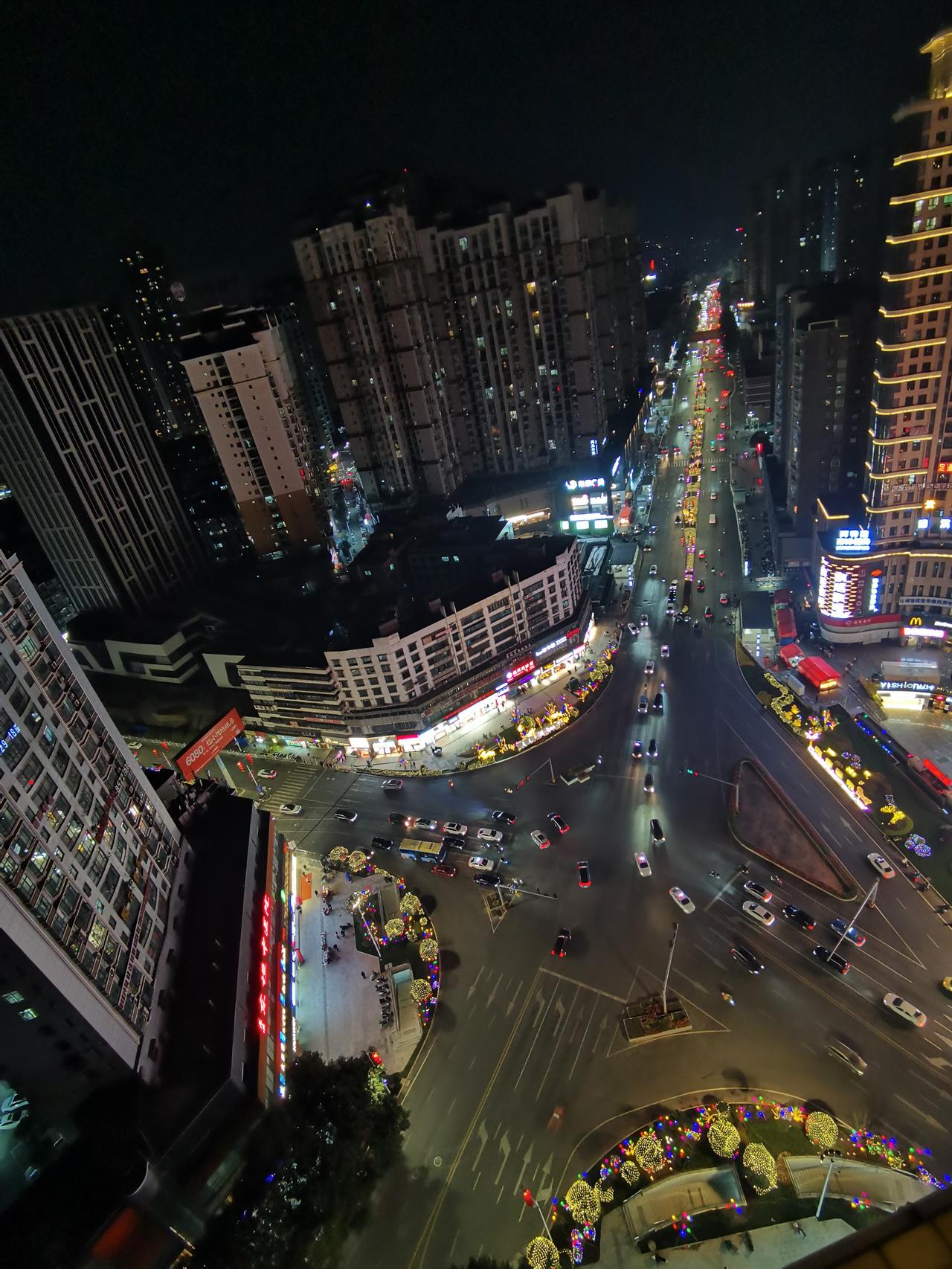 正月初一 拜年了
拜年了，拜年了，一拜吉祥如意，二拜福暖四季，三拜吉星高照，四拜