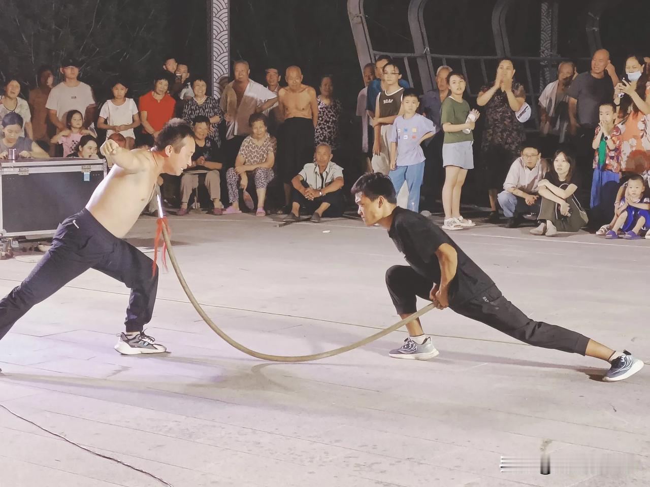 这种气功表演是真绝活吗？没想到现在还有街头卖艺的，凑上去看了两眼，就看见大哥正在