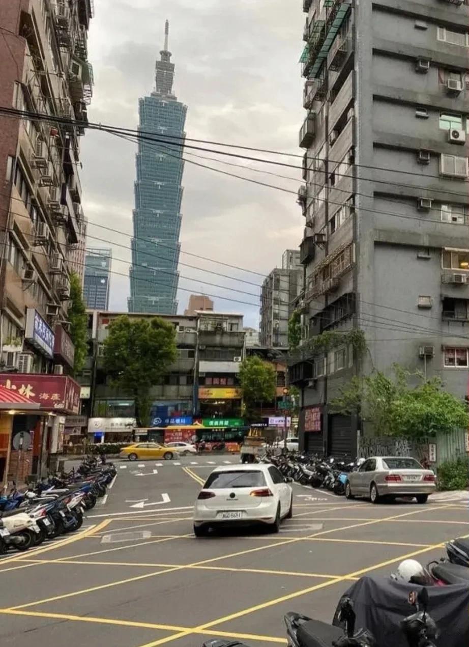 曾经的台湾很发达，但是到了现在，已经被时代远远甩在身后！

满大街有很多低矮老旧