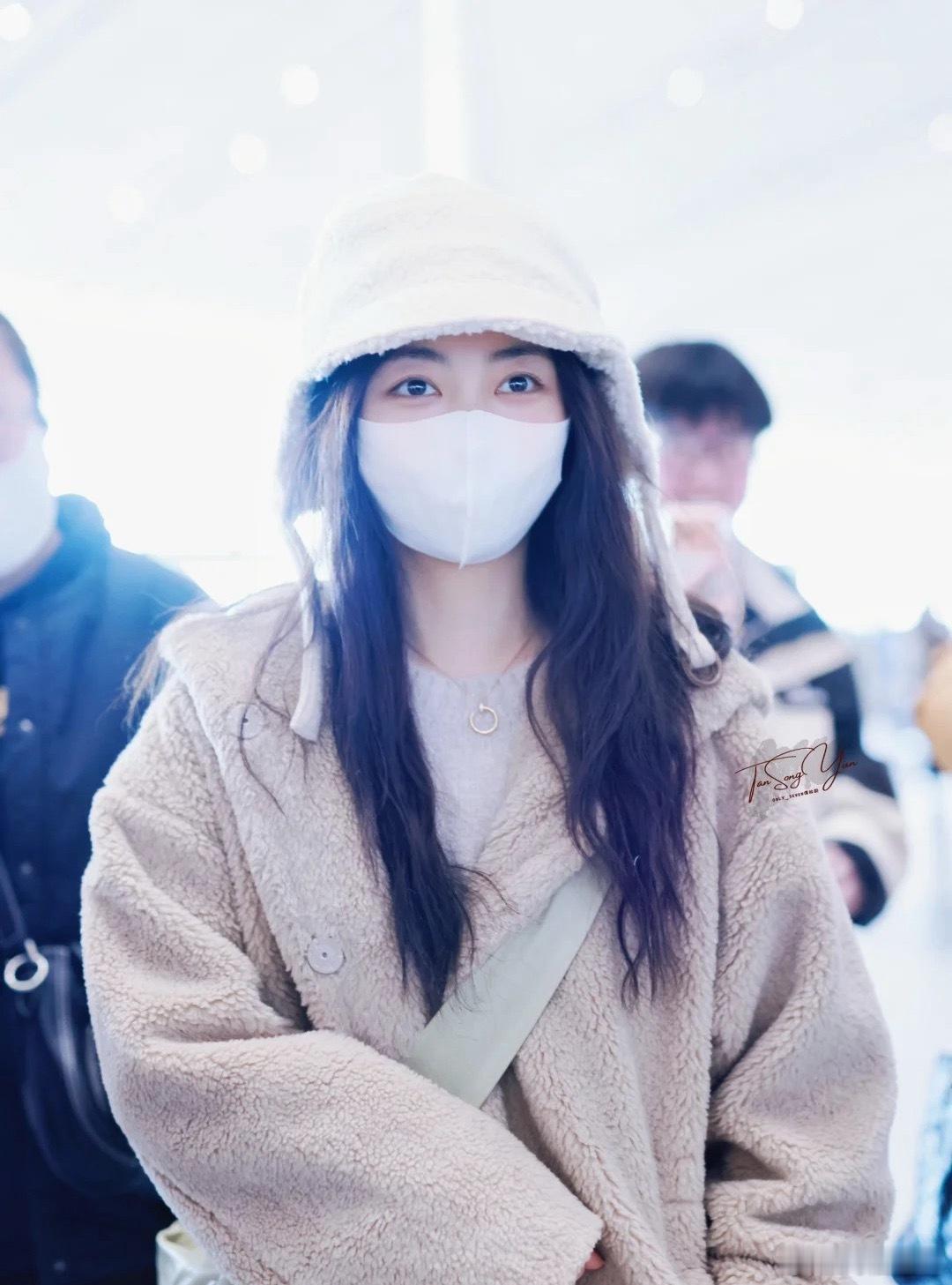 谭松韵今日份机场路透🈶，毛茸茸的好可爱☺️～ 