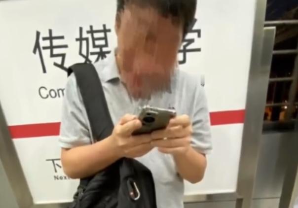 抓色狼！北京地铁1号线，女生下班回家，途中她玩起了手机，可没过多久，她就听到旁边
