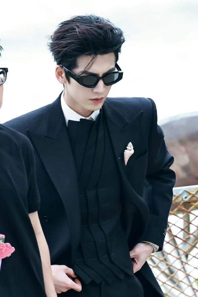 ELLE风尚大典，张凌赫背头气场全开，这张脸太权威了吧张凌赫穿搭