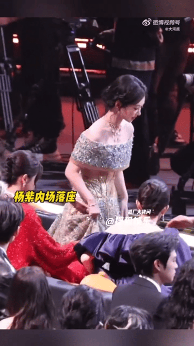 杨幂杨紫挨着聊啥呢杨紫一路上全在打招呼 太可爱了，杨紫走一路全在打招呼 