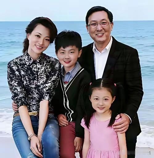 别的不说，就凭富贵之后抛弃共同打拼的结发妻子，你就不应该嫁给他。他是什么样的人，