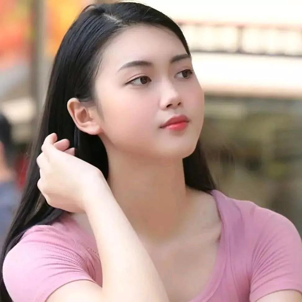 温柔沉思的少女，静谧的午后时光秋日少女照 沉思静谧氛围 沉思少女 沉思照 湖边沉