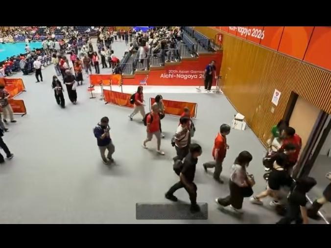 中国女排登上冠军台，观众场里日本的观众都陆续离开，这是啥操作？
中国女排3比0战
