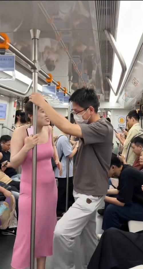早高峰地铁站台，穿吊带的女生正低头刷手机，身后的阿姨轻轻碰了碰她胳膊，小声提醒“