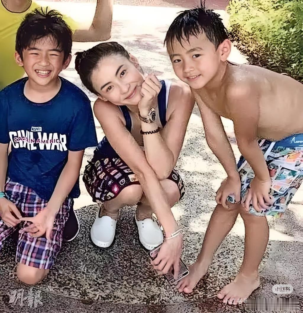 张柏芝真的把大儿子教得很好谢贤反复夸两个孙子有礼貌，不管是对家人还是楼下保安，只