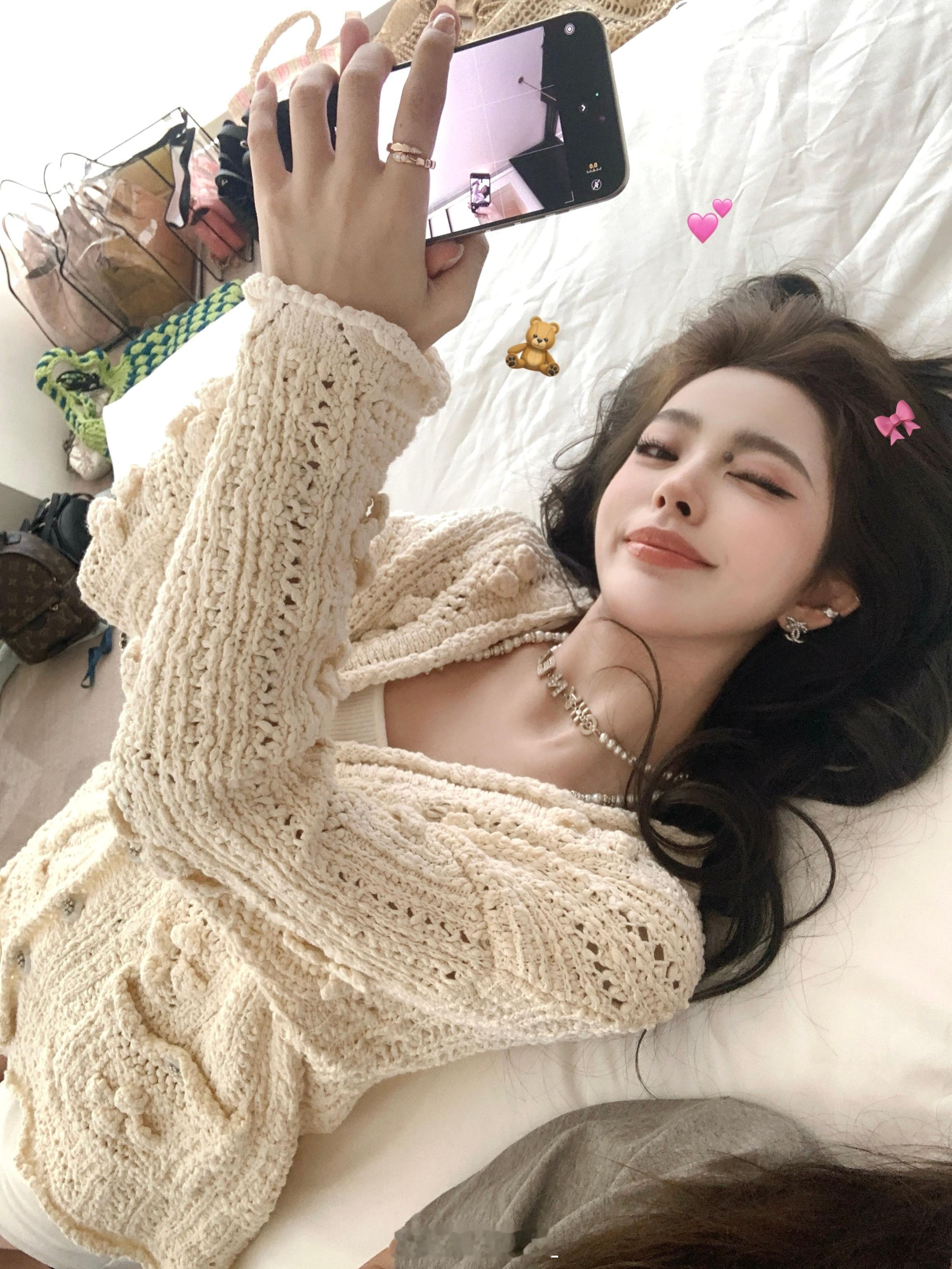 这会醒啦～[awsl]今天凌晨三点的飞机落地杭州八点多咯 回家后还给妈妈打了好久