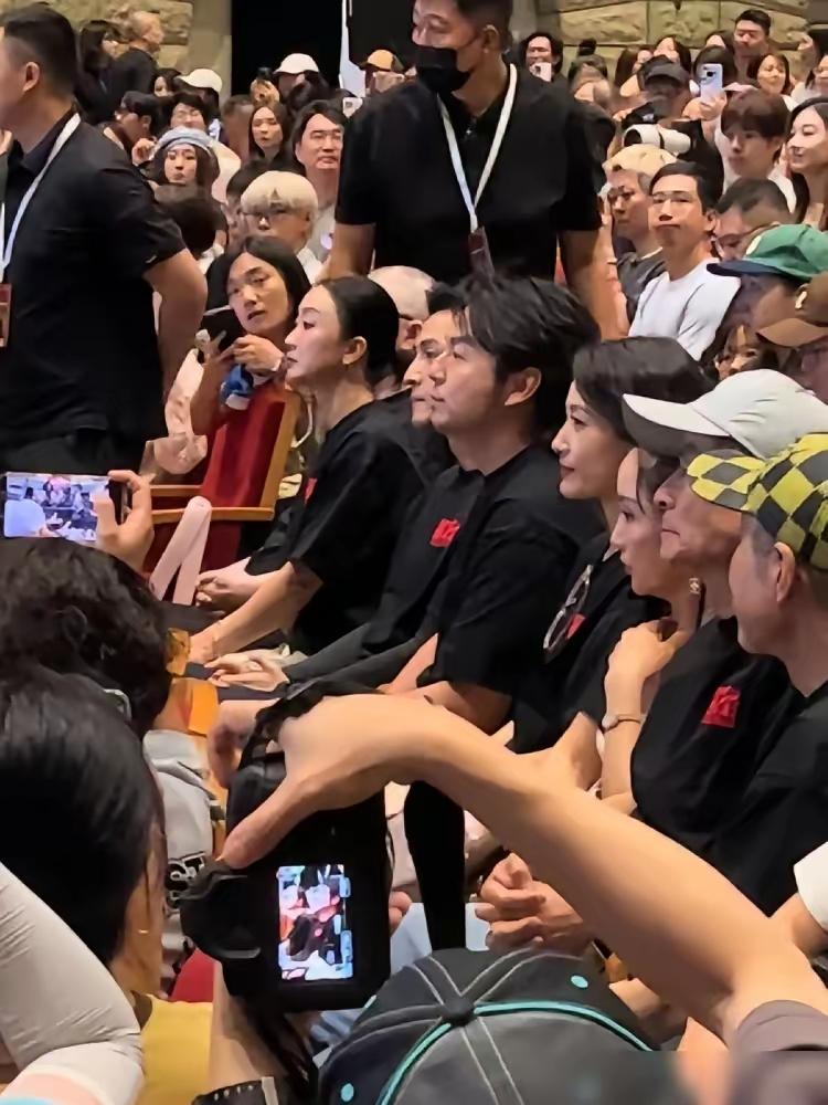 他们热衷于在影视中编织正义，却对身边生命的陨落漠不关心，他们为虚构的剧情落泪，却