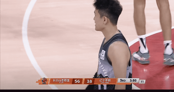 辽宁男篮今晚是咋了，球员关注点是在比赛上吗？两节半比赛过去了，仅仅拿到38分，梦