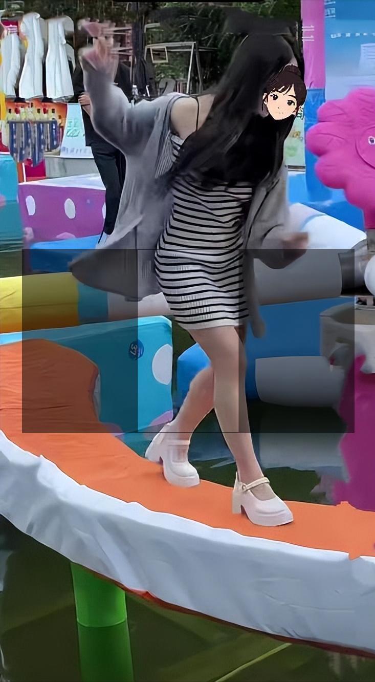 有些“低质”娱乐项目该管管了！看看图中的女性，在参加某水上闯关娱乐项目时，明知高