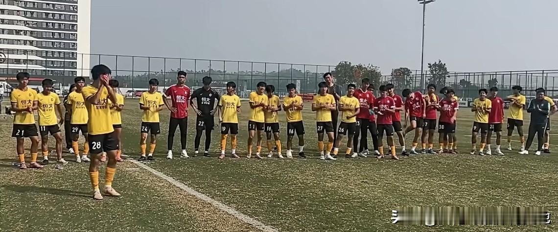 恭喜@恒大足球学校 U17中青赛提前一轮夺冠！这个年龄段的小球员们确实有希望，他